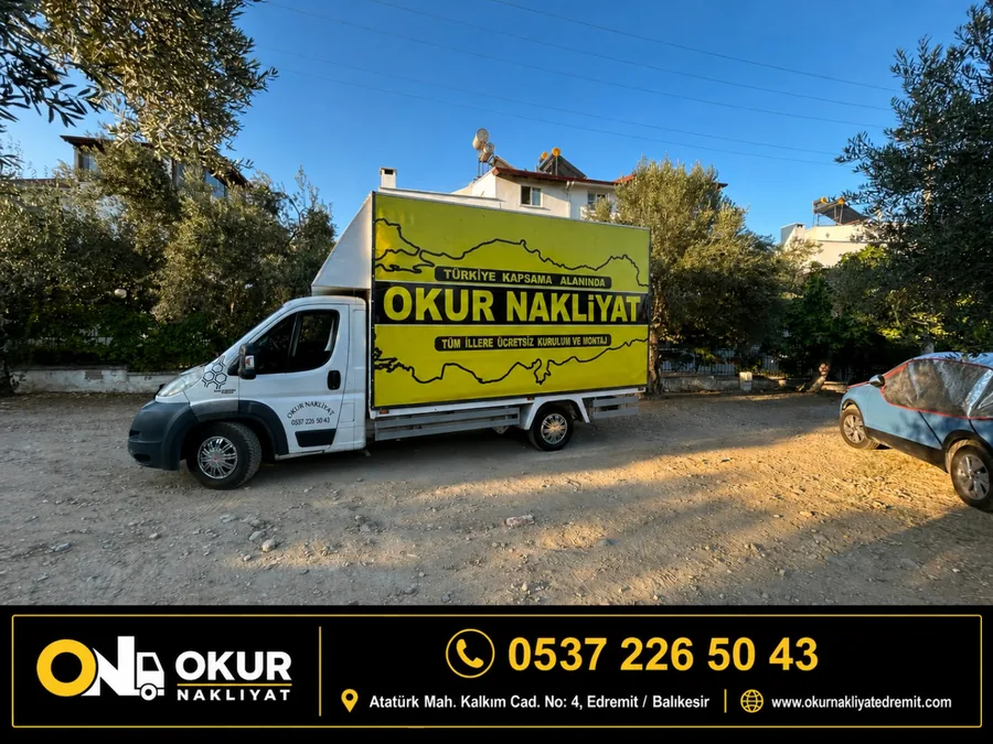 Okur Nakliyat'ın sarı kasalı kapalı kasa aracı Edremit'te taşıma öncesinde açık alanda bekliyor